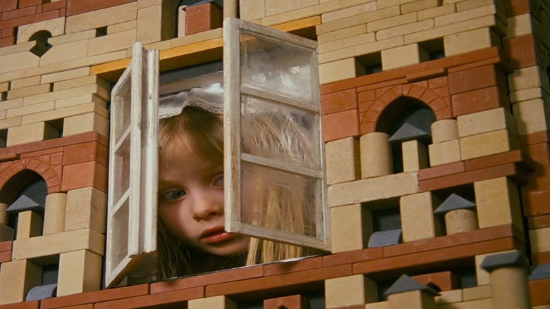Alice still 4
