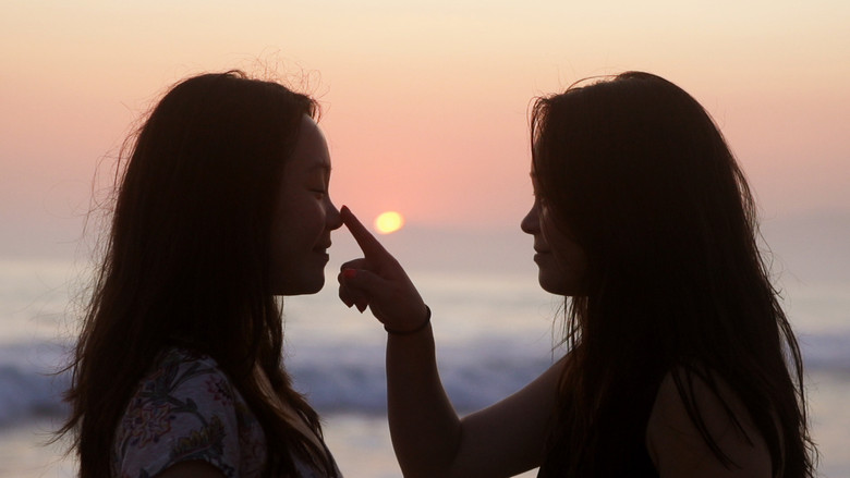 Twinsters still 7