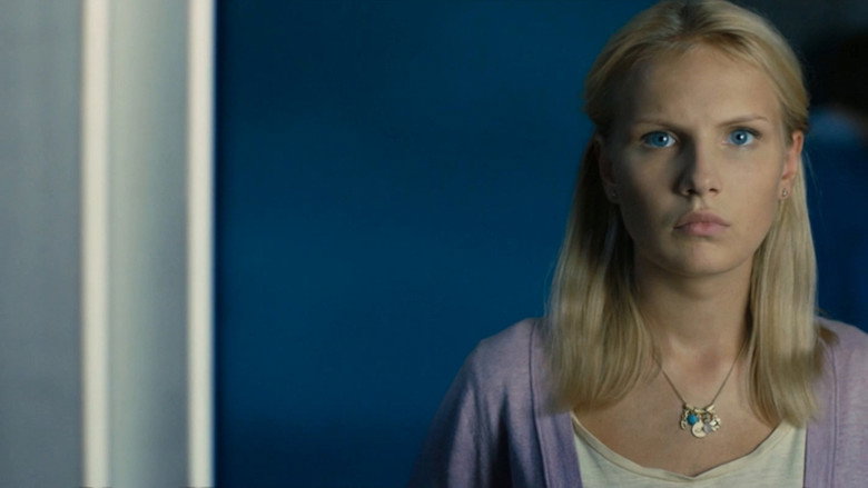 Apartment 18 still 4